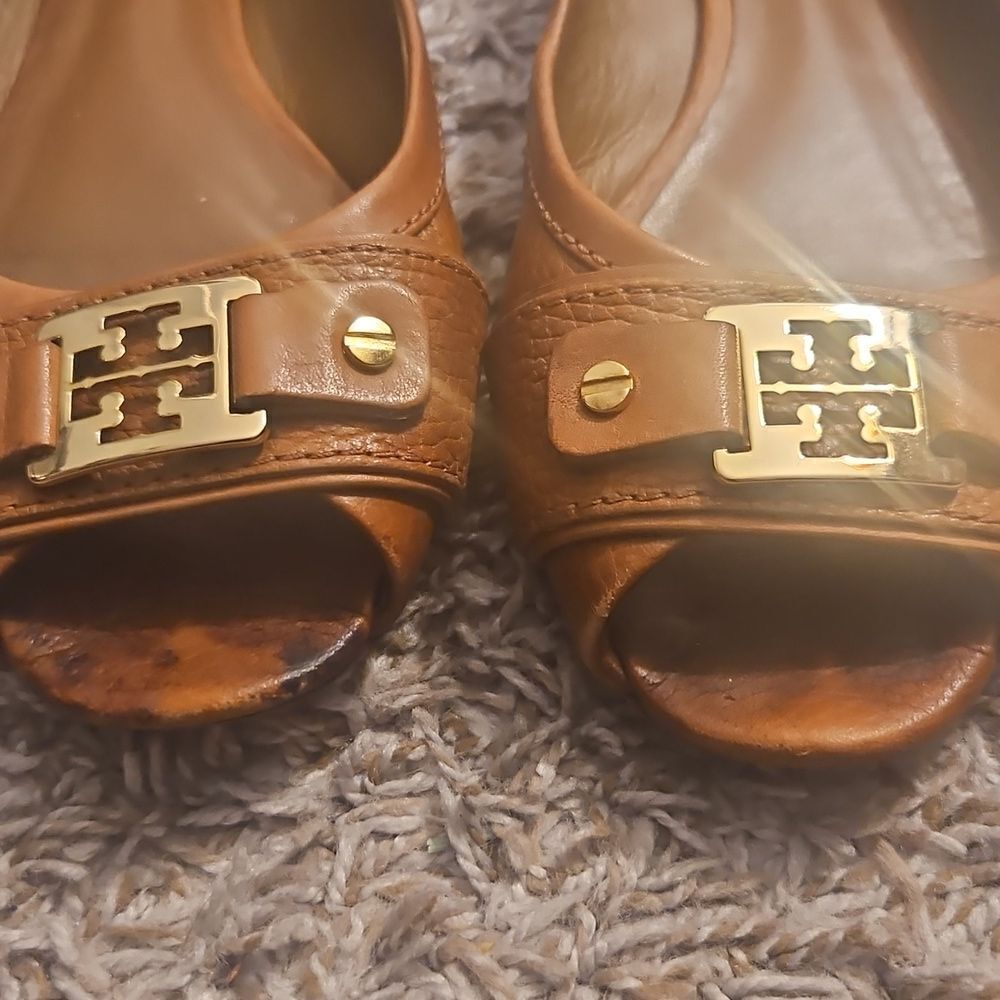 Tory Burch CLINES Brown Leather Peep-Toe Flats Logo Buckle – Size 7 - Picture 2 of 7
